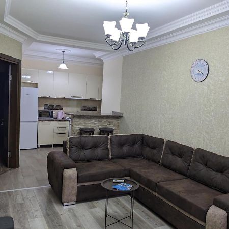 Berapartment With Mountain View 巴统 外观 照片