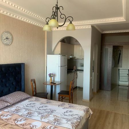Berapartment With Mountain View 巴统 外观 照片
