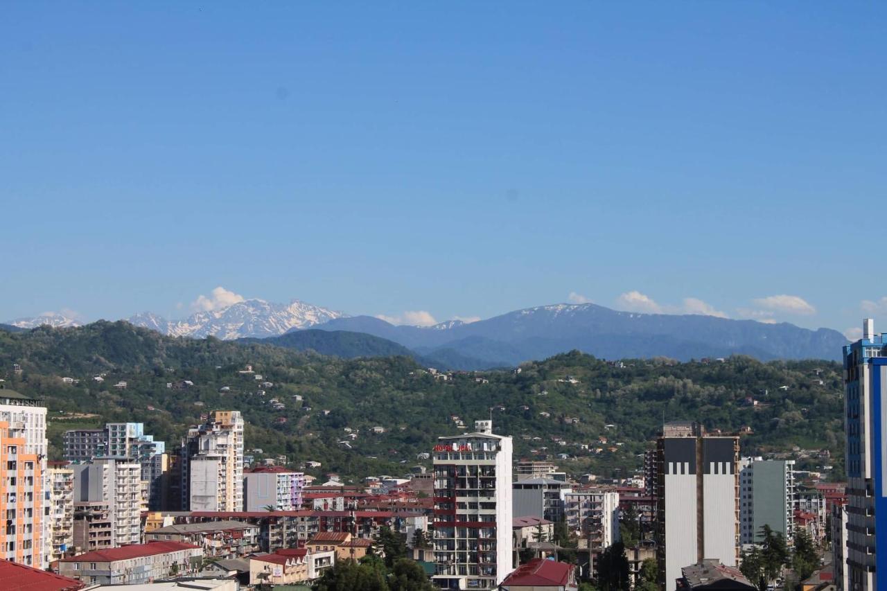 Berapartment With Mountain View 巴统 外观 照片