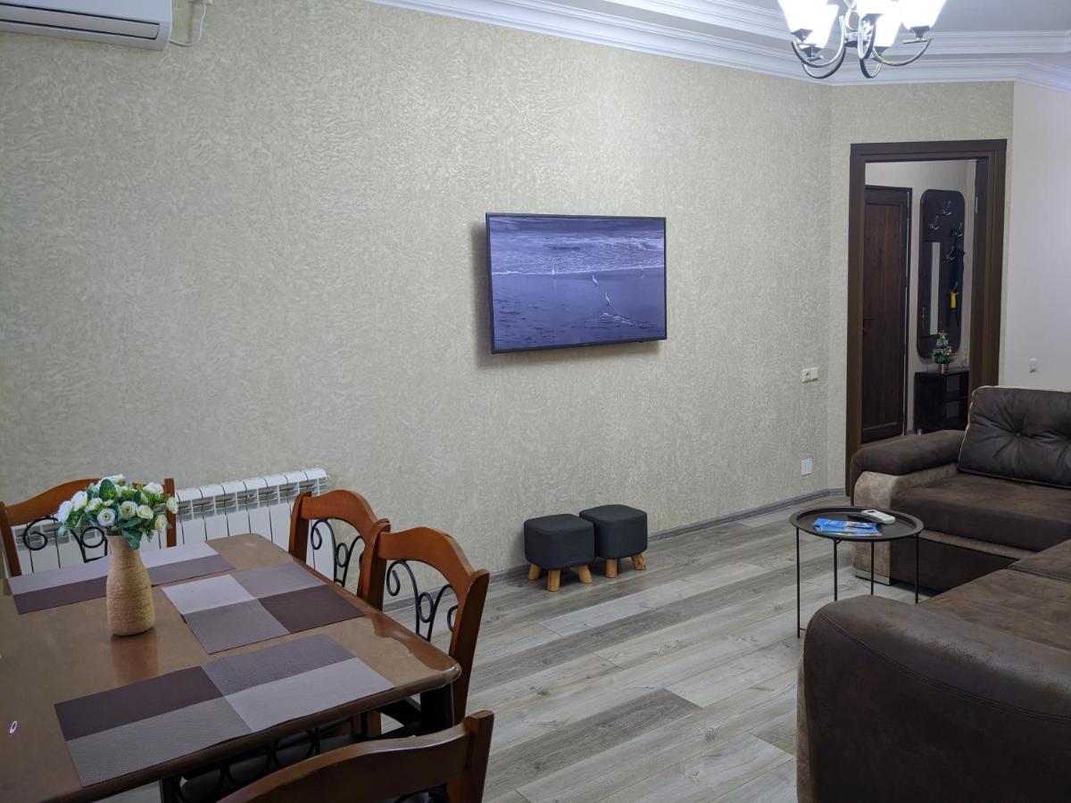 Berapartment With Mountain View 巴统 外观 照片