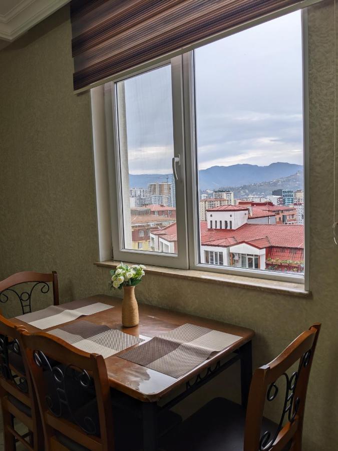 Berapartment With Mountain View 巴统 外观 照片