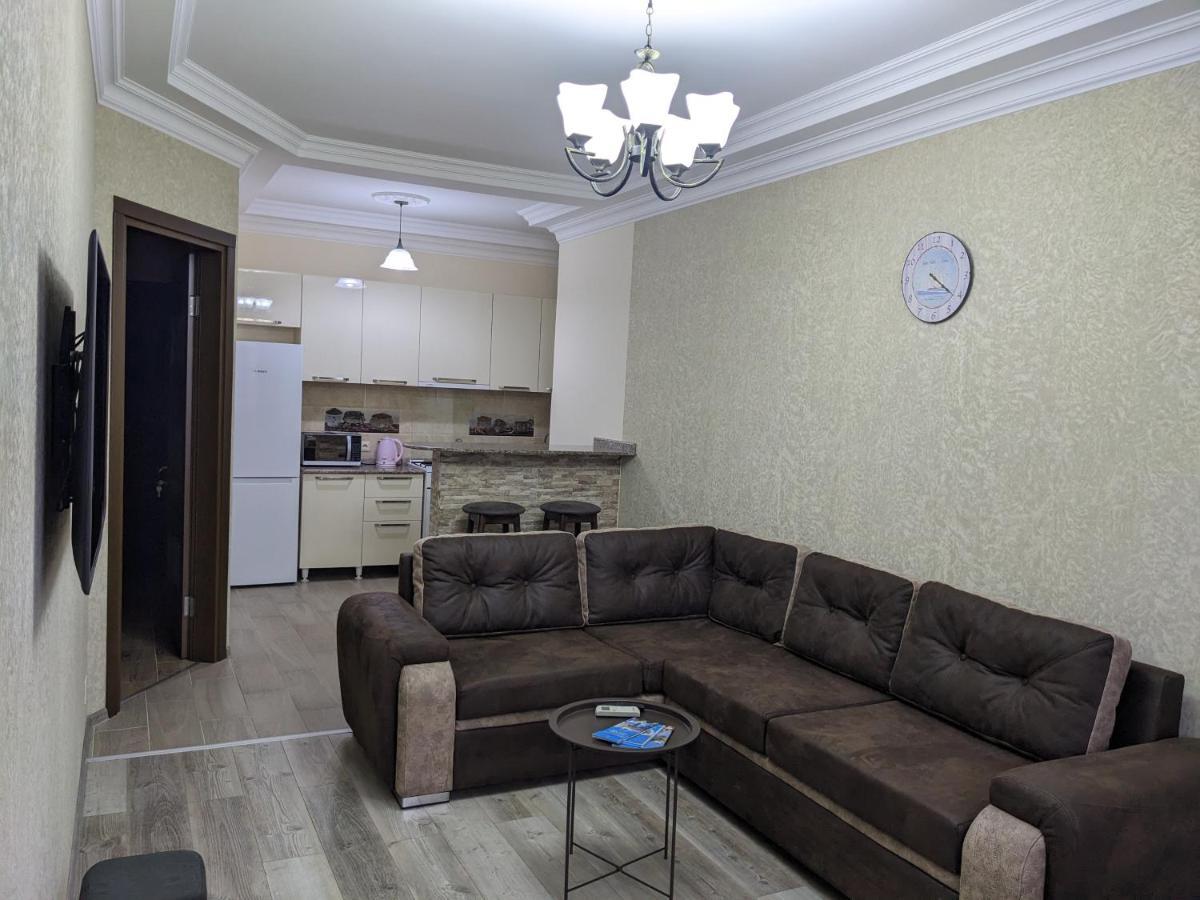 Berapartment With Mountain View 巴统 外观 照片